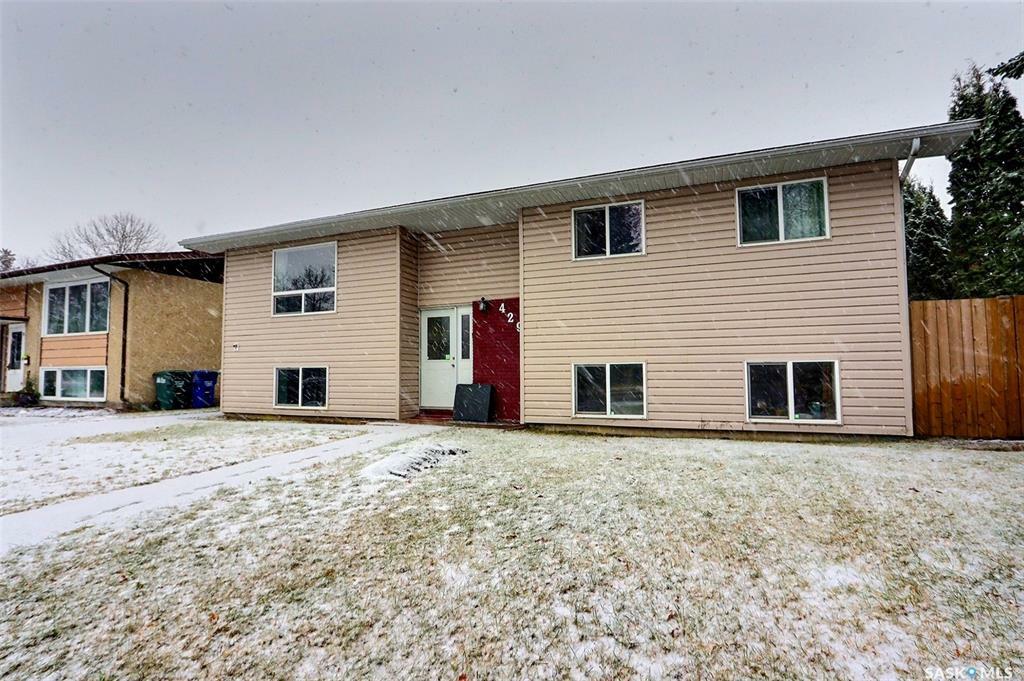 Property Photo:  429 28th Street E  SK S6V 1X6 