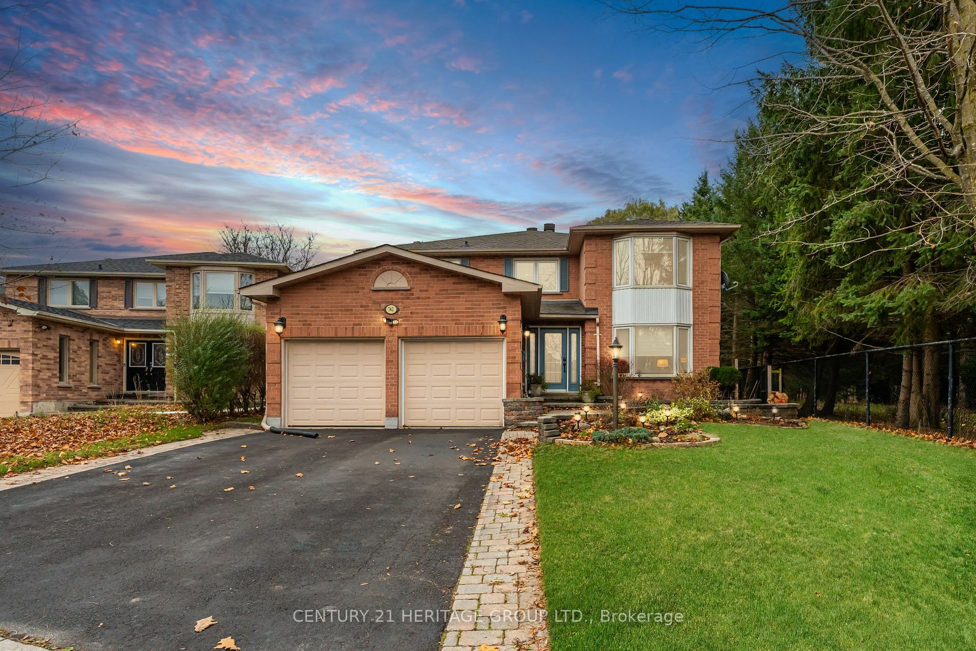 Photo de la propriété:  742 Leslie Valley Dr  ON L3Y 7J3 