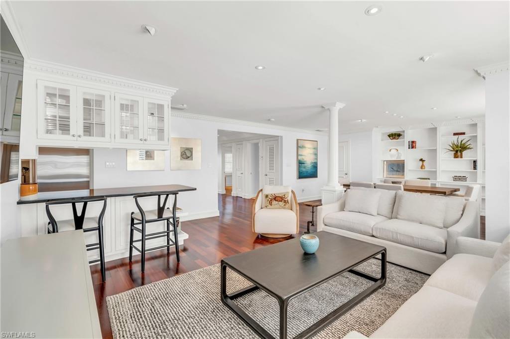 Property Photo: 271 Broad Ave S 202 FL 34102