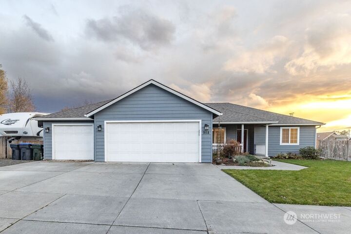 Property Photo:  958  Carmella St  WA 99362 