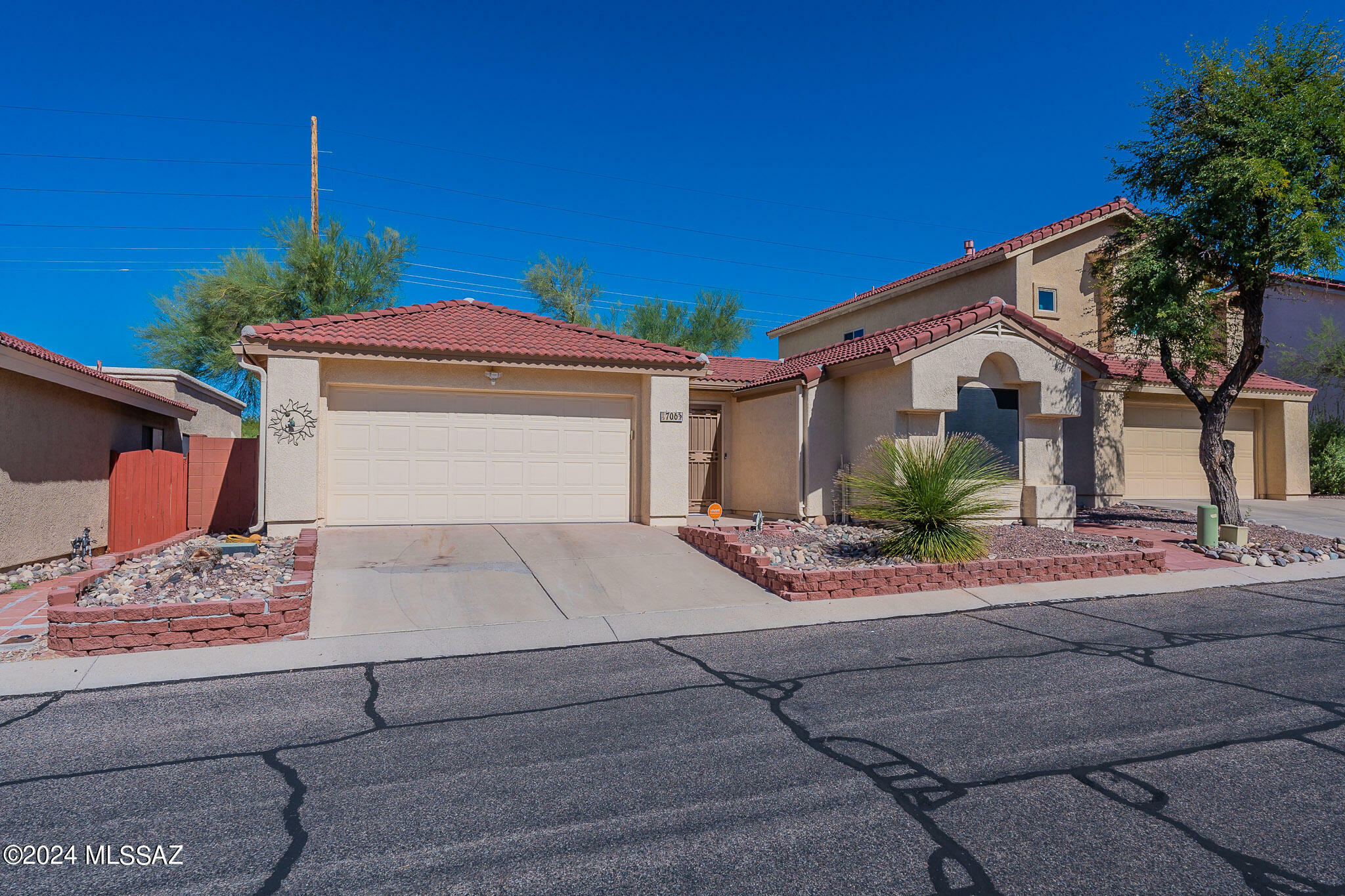 Property Photo:  706 W Mountain Ridge Drive  AZ 85737 