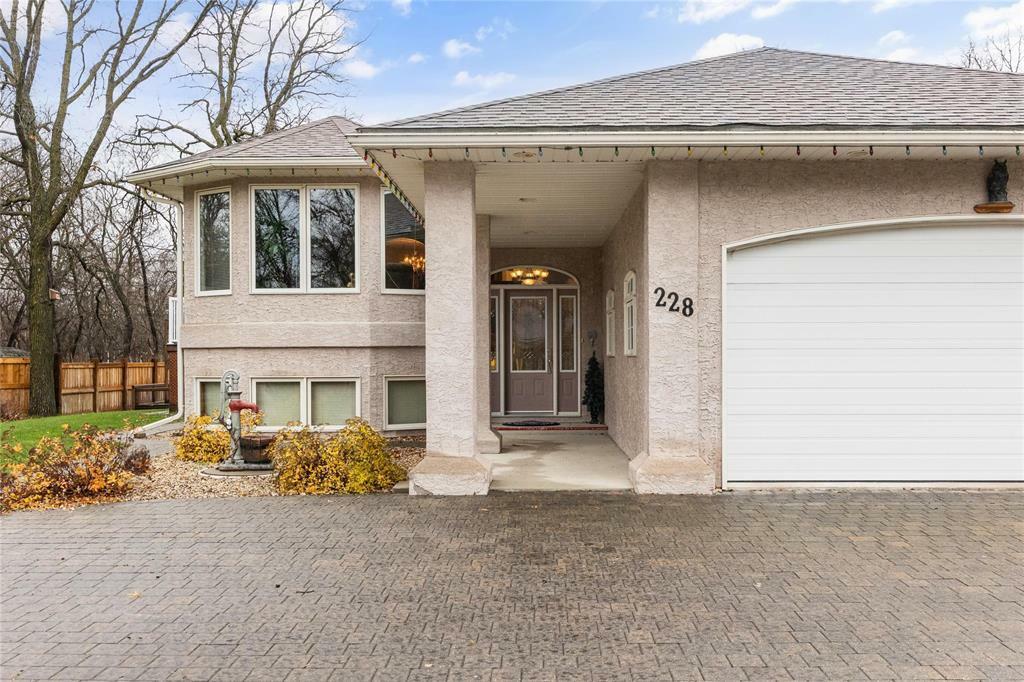 Property Photo:  228 Oakview Avenue  MB R5G 1H4 