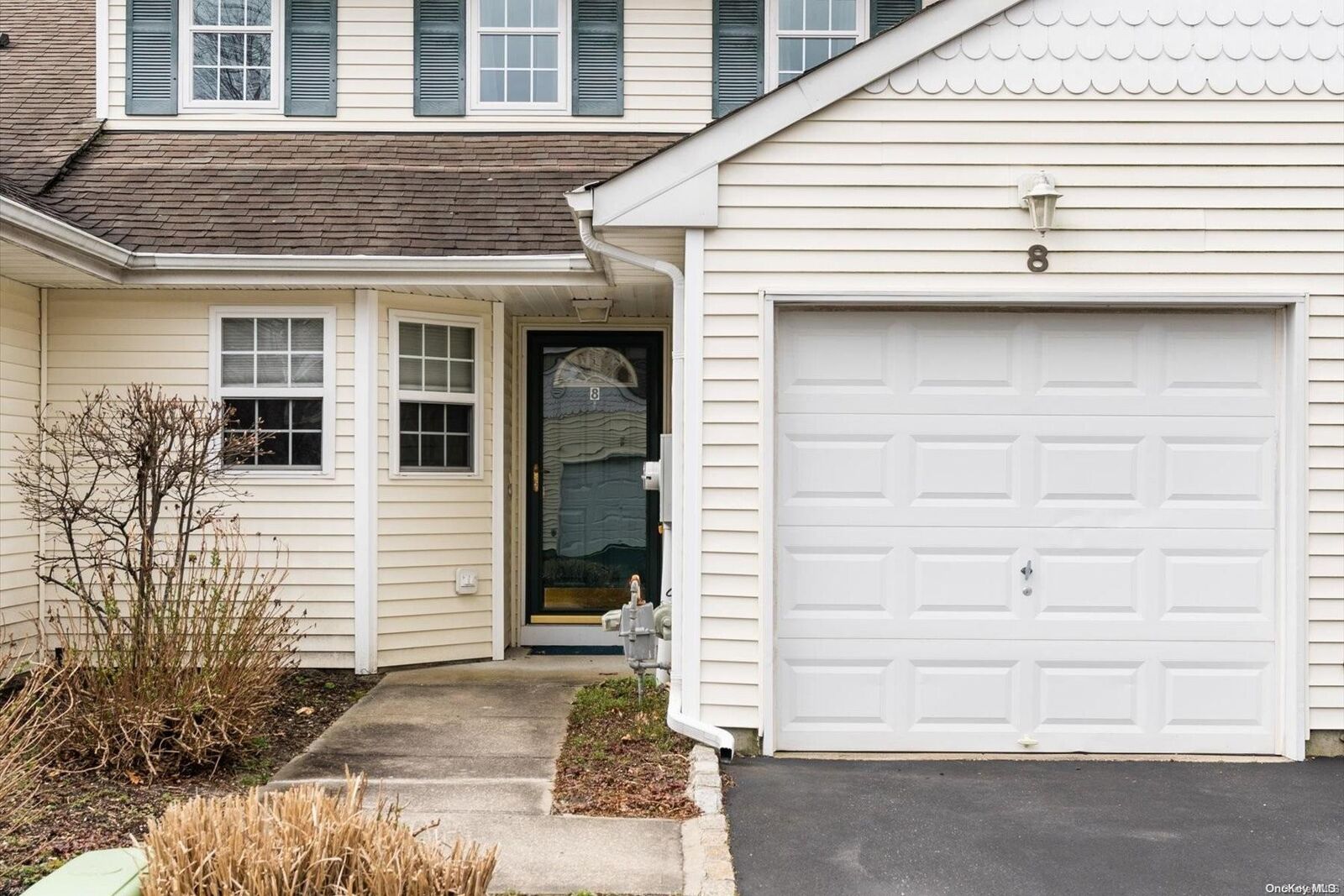 Property Photo:  8 Blackberry Commons 8  NY 11901 