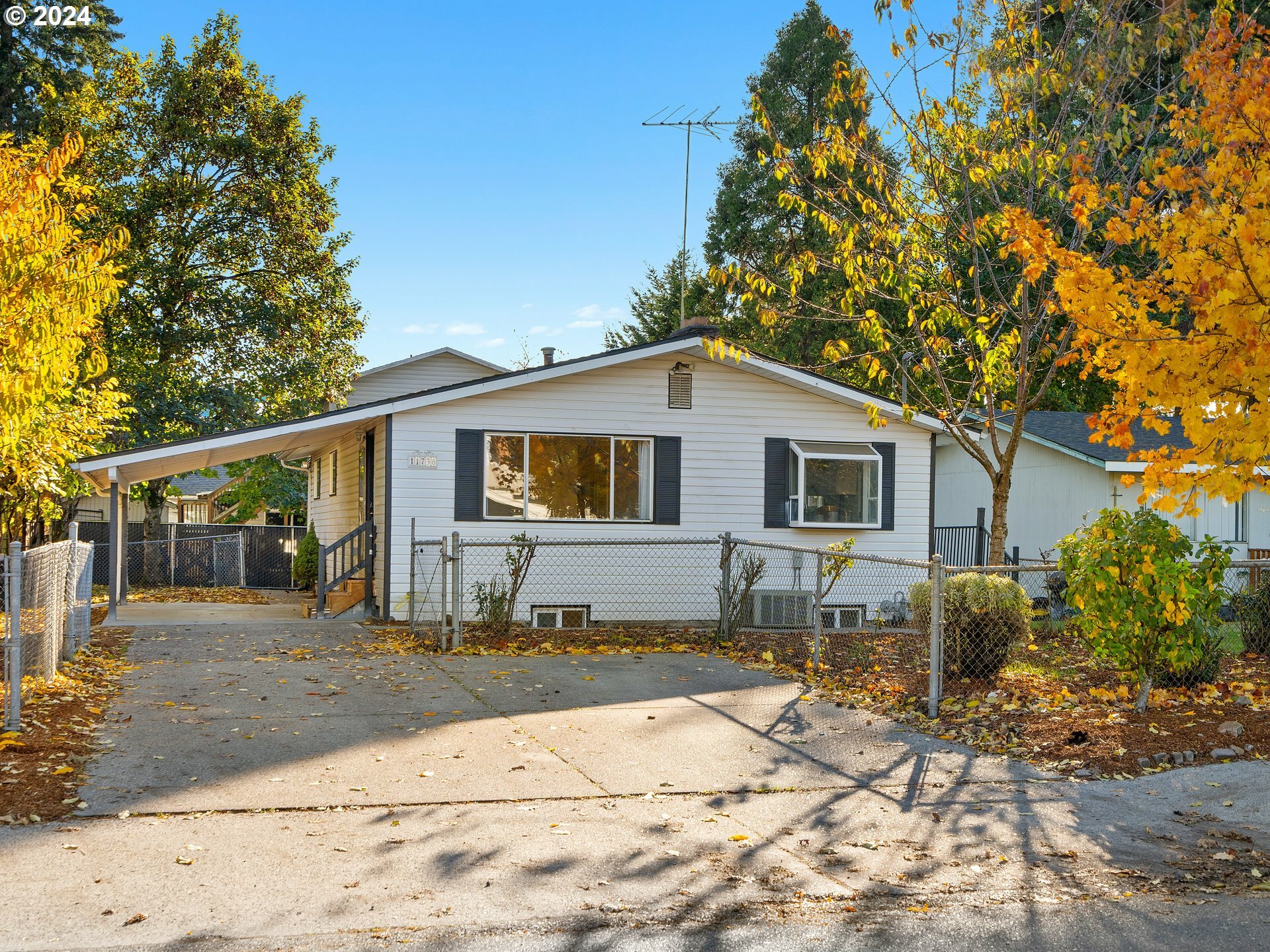 Property Photo:  11736 E Burnside St  OR 97216 