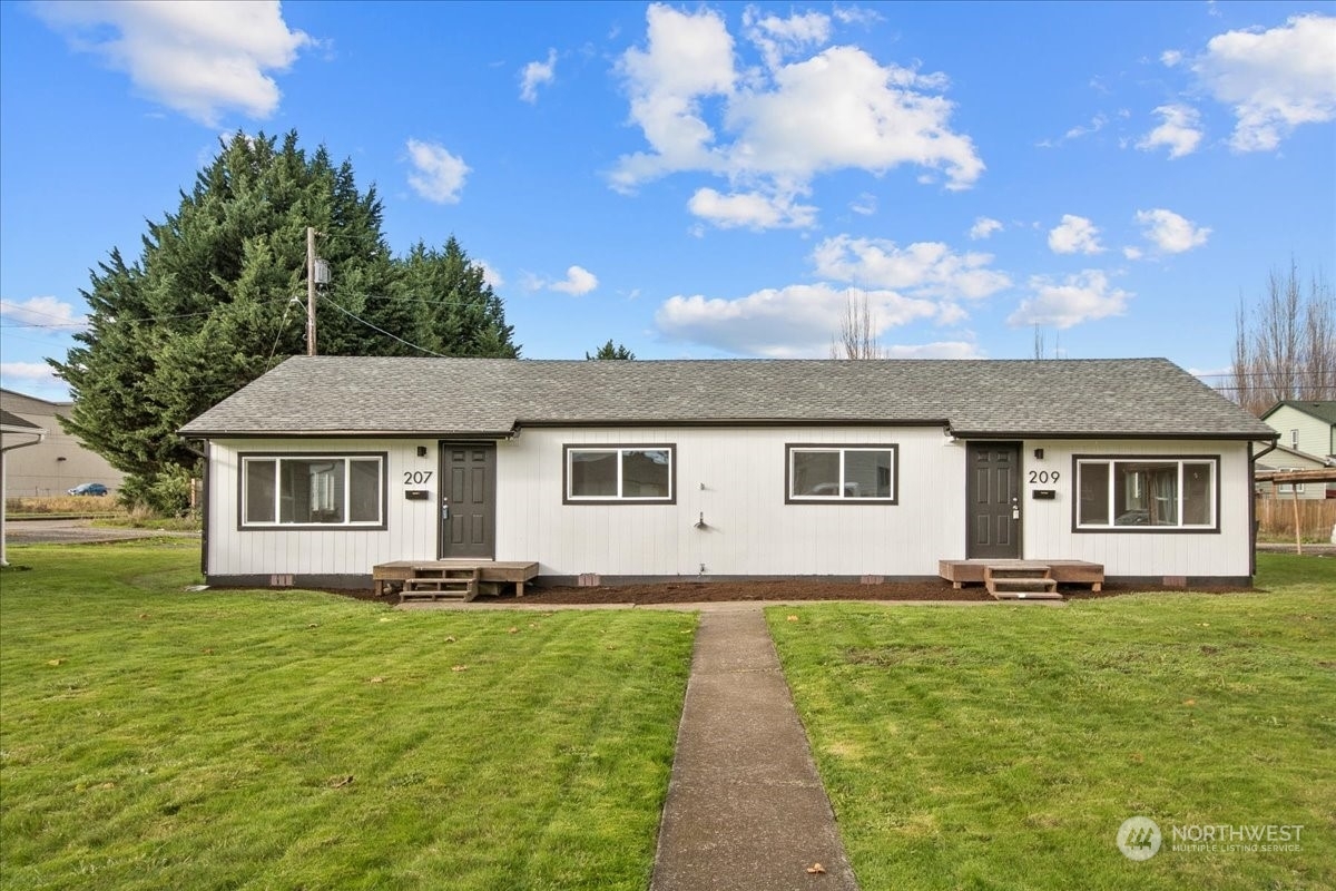 Property Photo:  207 Cypress Street  WA 98632 