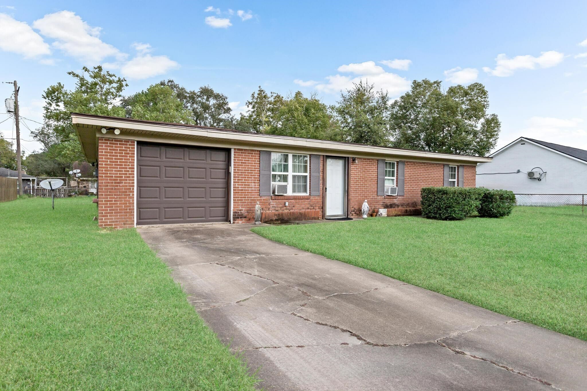 Property Photo:  305 Elizabeth  TX 77611 