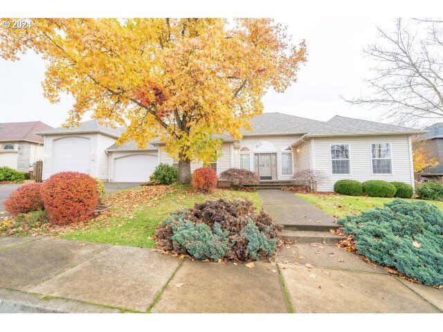 Property Photo:  432 NW Heather Ave  OR 97385 