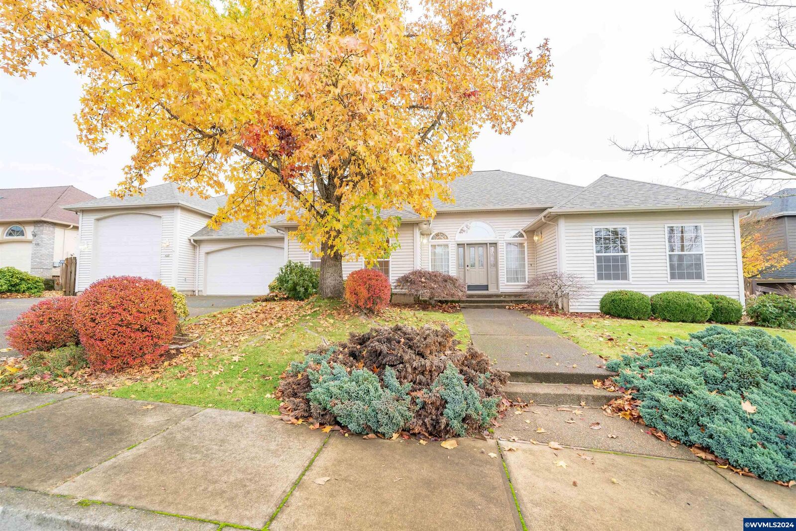 Property Photo:  432 NW Heather Av  OR 97385 