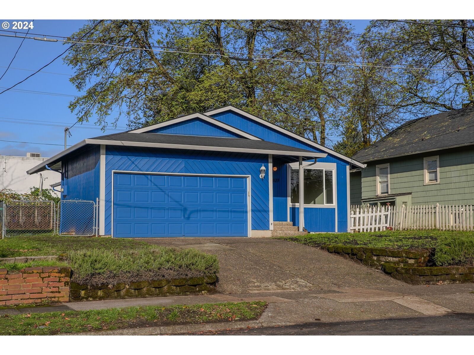 Property Photo: 8827 SE Washington St OR 97216