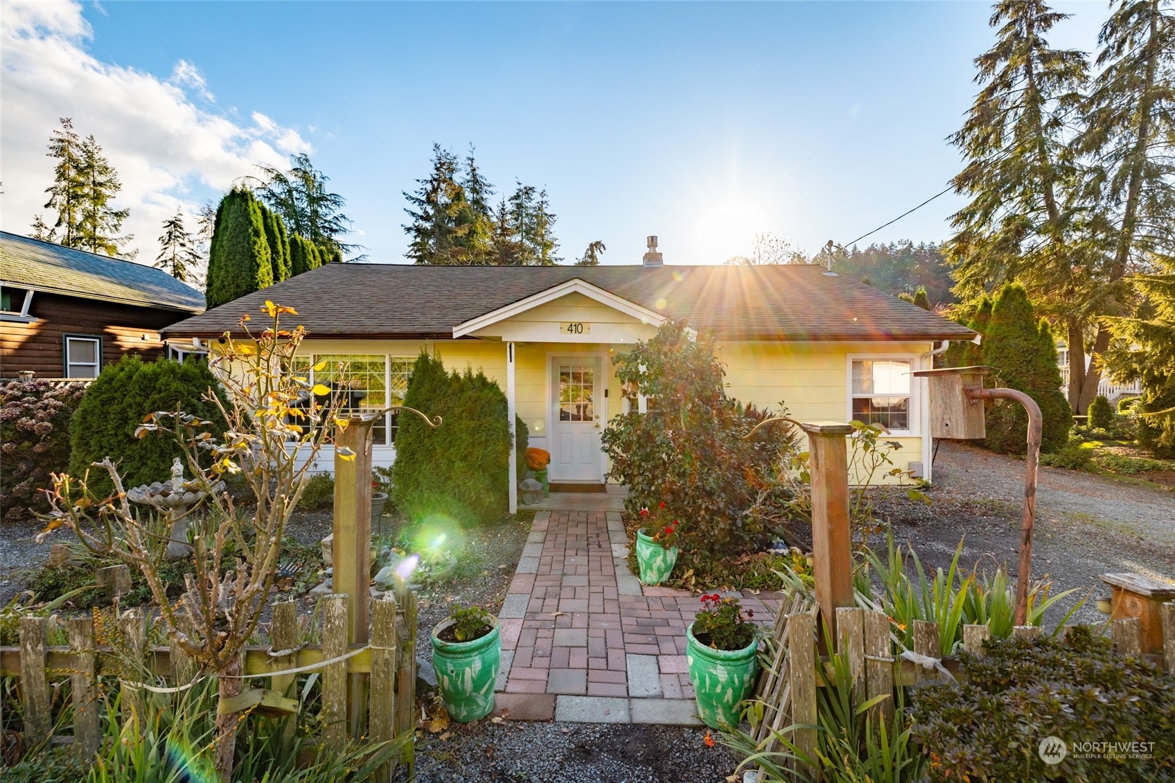 Property Photo:  410 Caledonia Street  WA 98257 