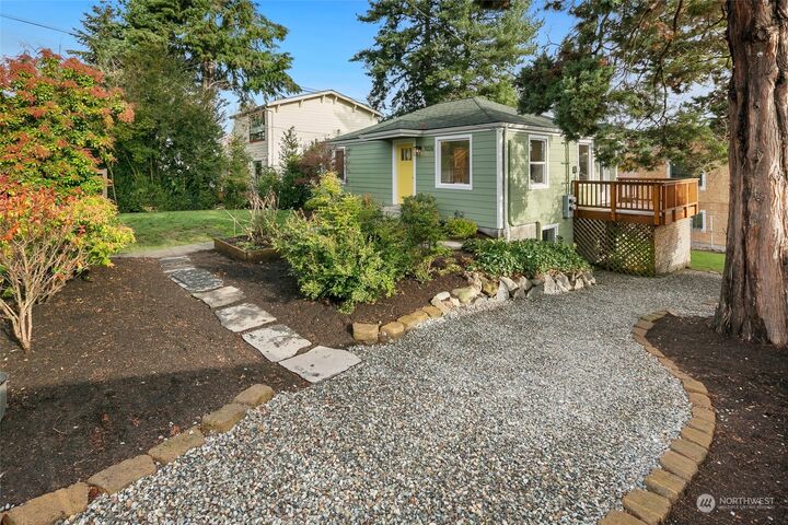 Property Photo: 10510 Linden Avenue N WA 98133