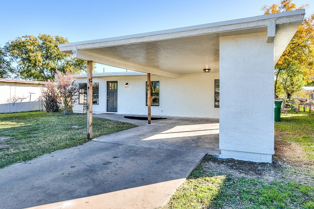 Property Photo:  909 E 23rd St  TX 76903 