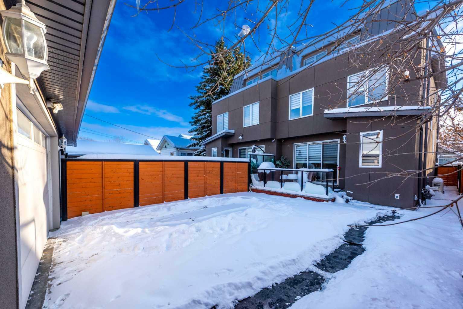 Property Photo:  222 12 Avenue NE  AB T2E 2R5 