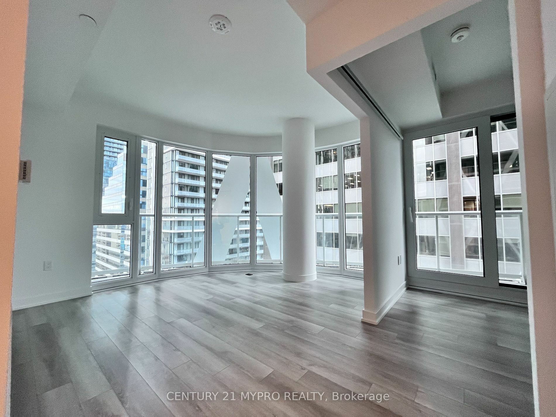 Property Photo:  230 Simcoe St 1528  ON M5T 1T4 