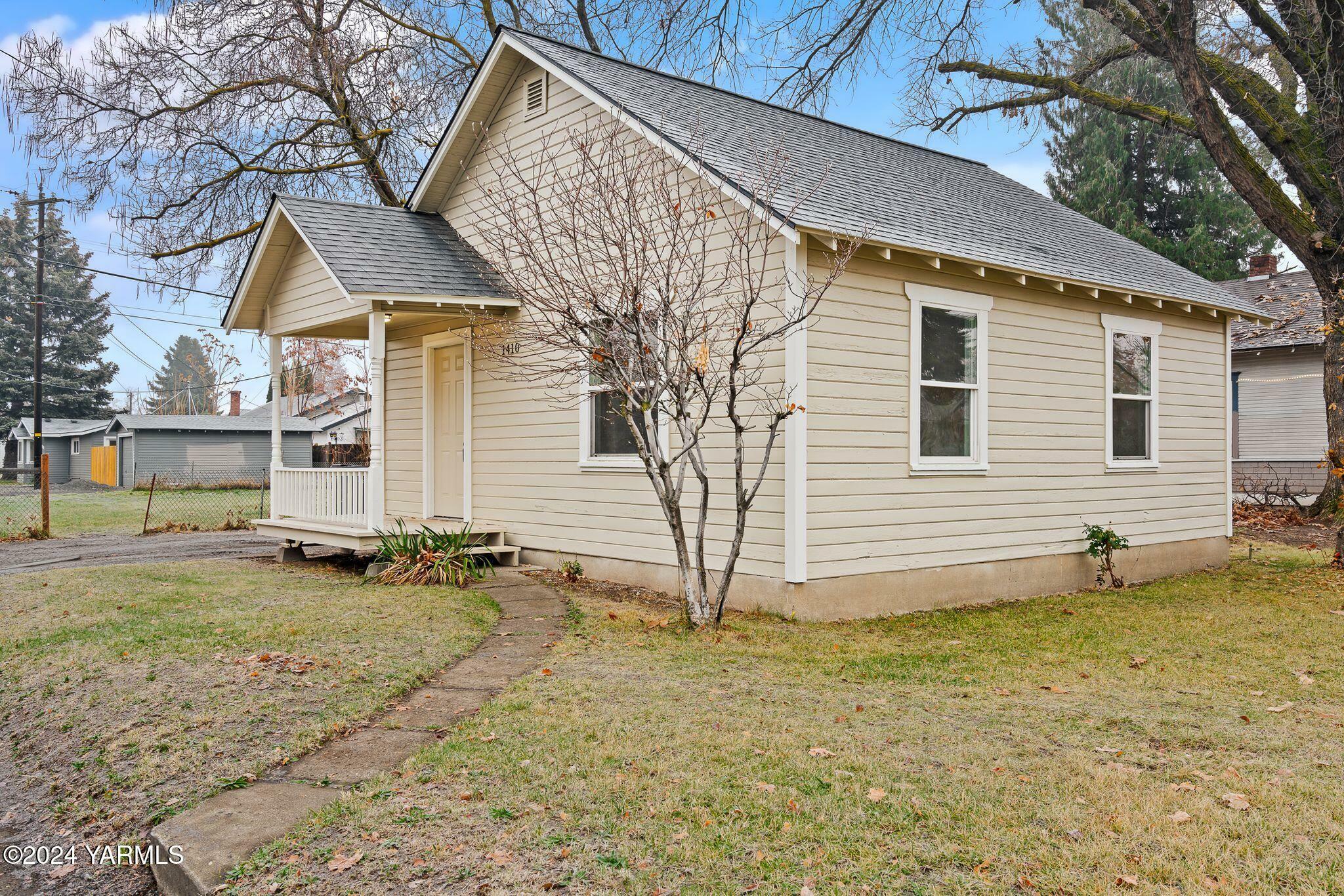 Property Photo:  1410 W Tieton Dr  WA 98902 