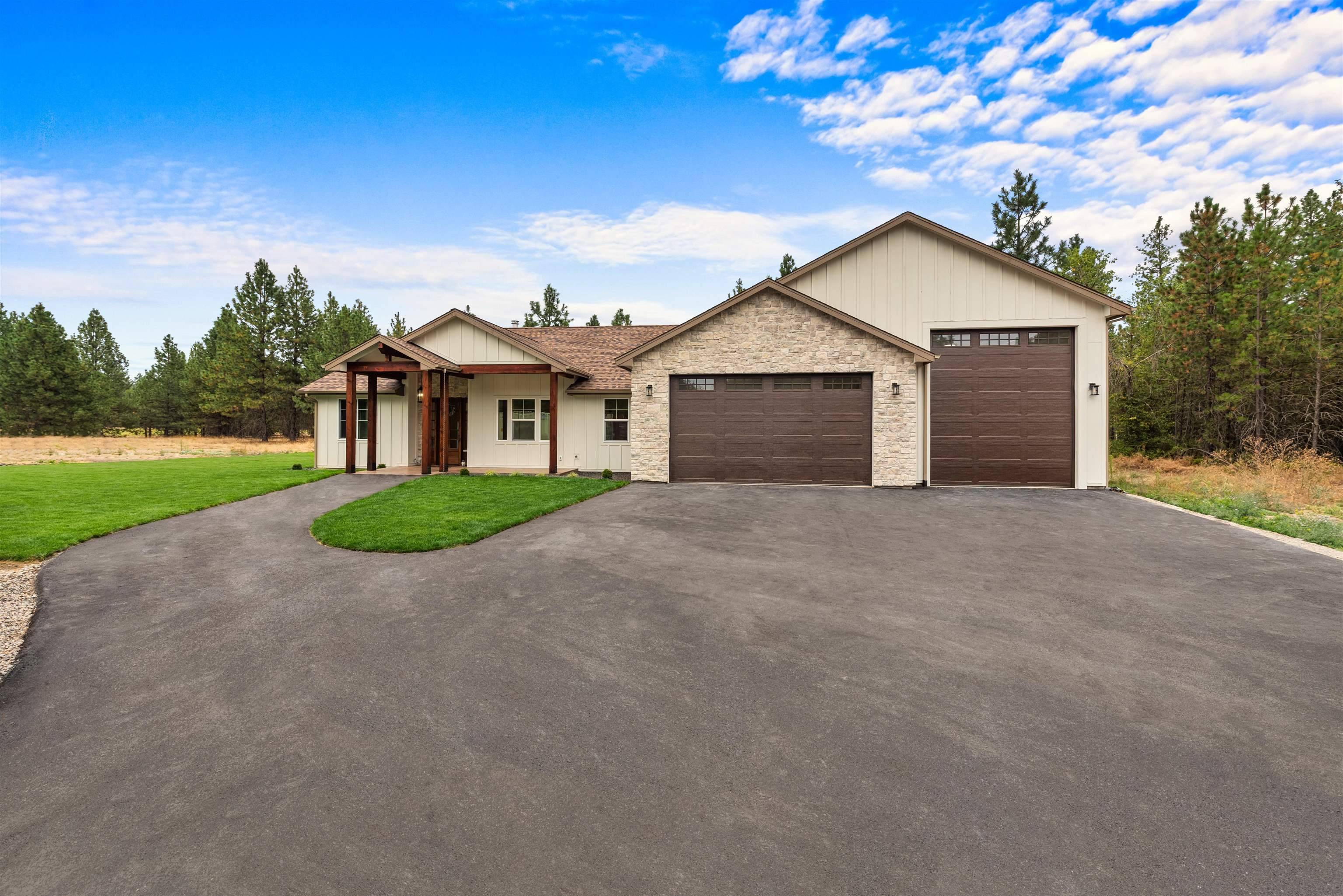 Property Photo:  1399 W Findley Ln  WA 99006 