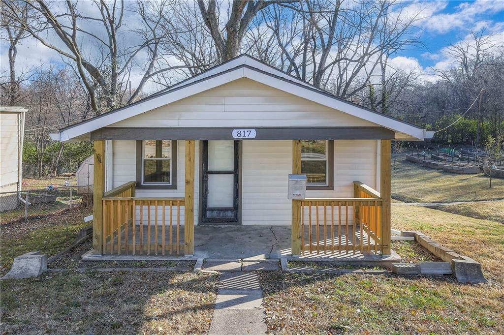 Property Photo:  817 S Woodbury Street  MO 64050 
