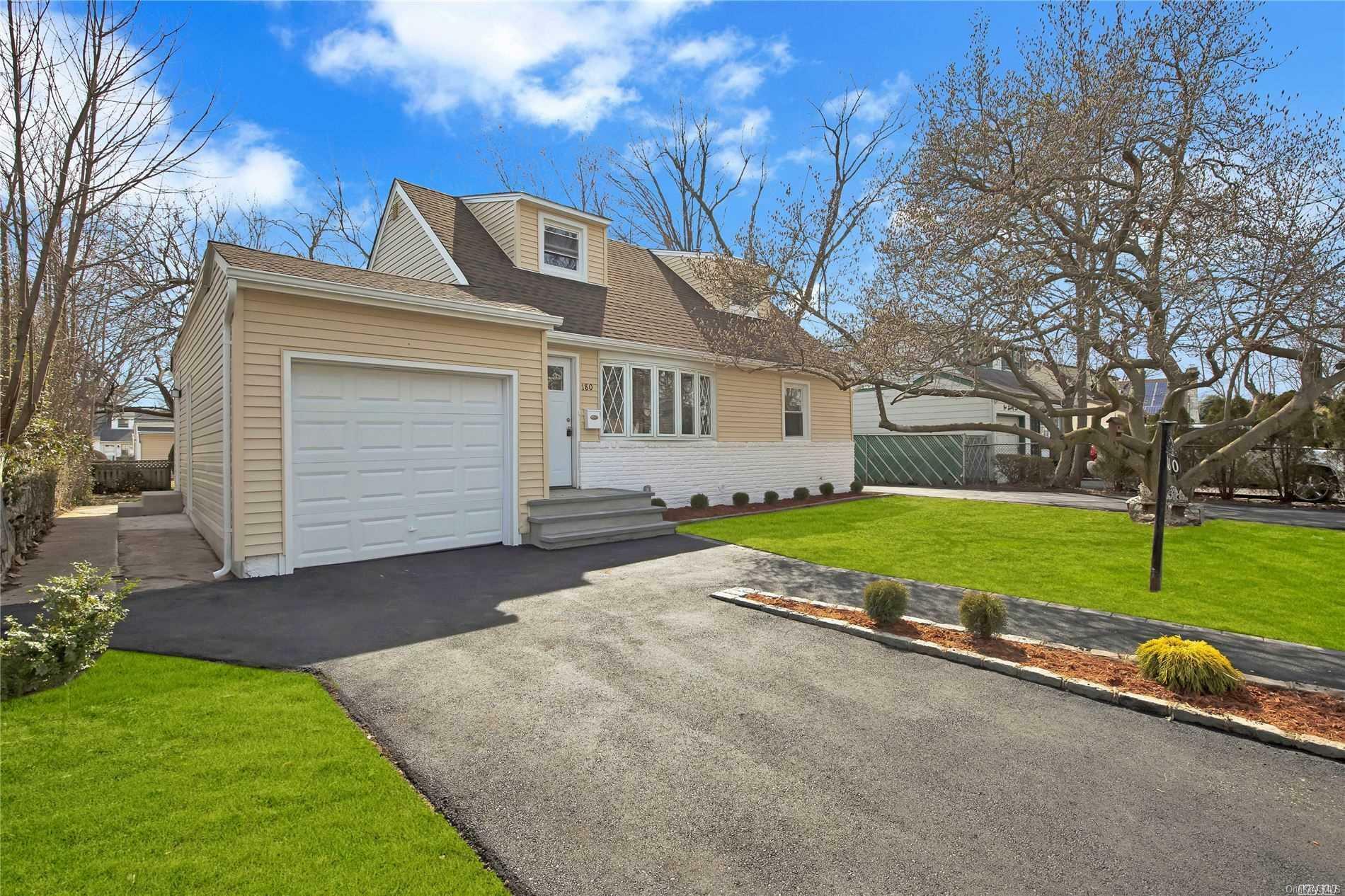 Property Photo:  180 Beechwood Avenue  NY 11575 