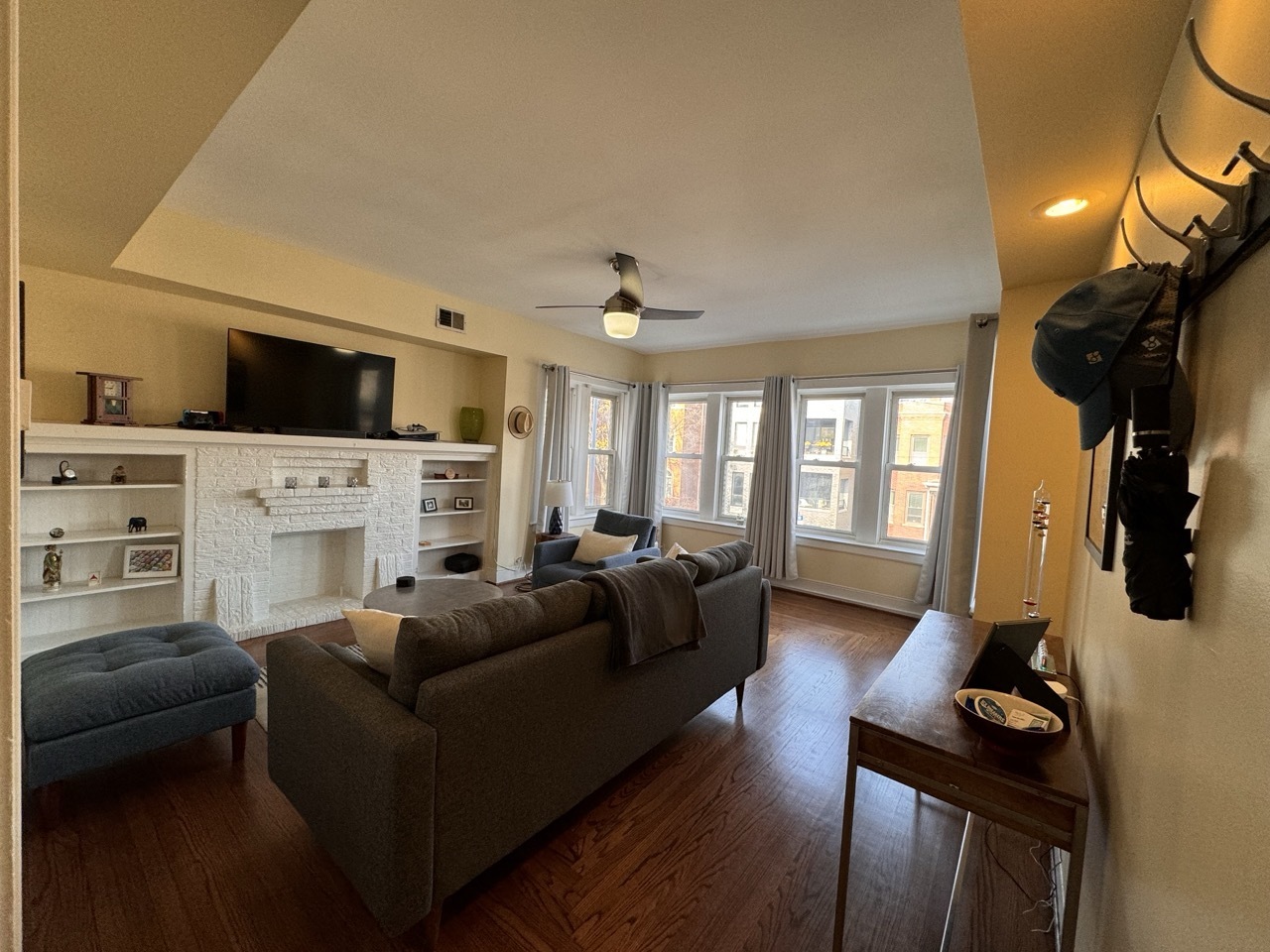 Property Photo:  2443 W Foster Avenue 2  IL 60625 