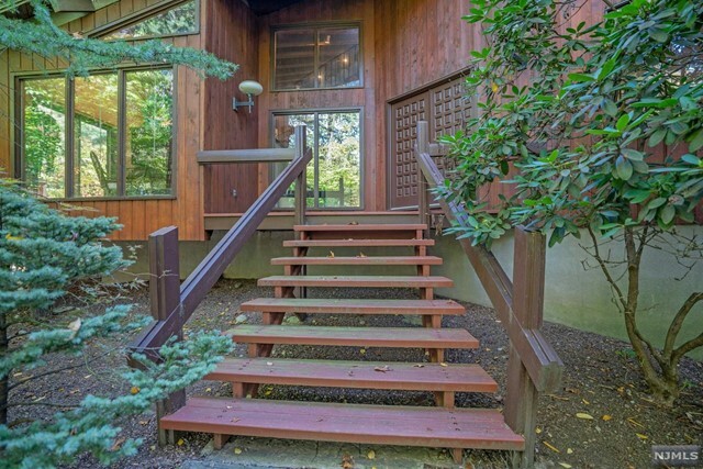 Property Photo:  7 Lancaster Court  NJ 07446 