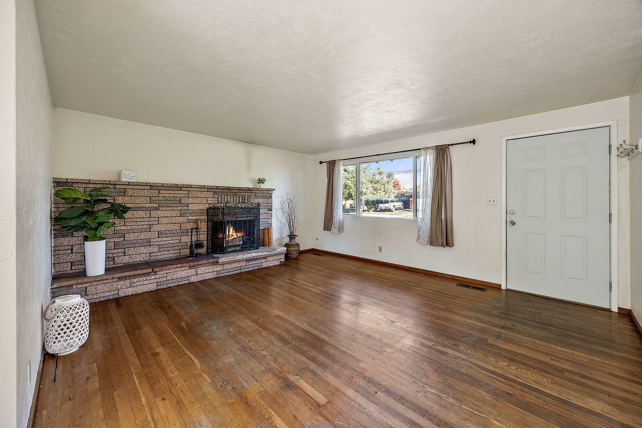 Property Photo:  1635 Corona Avenue  OR 97504 