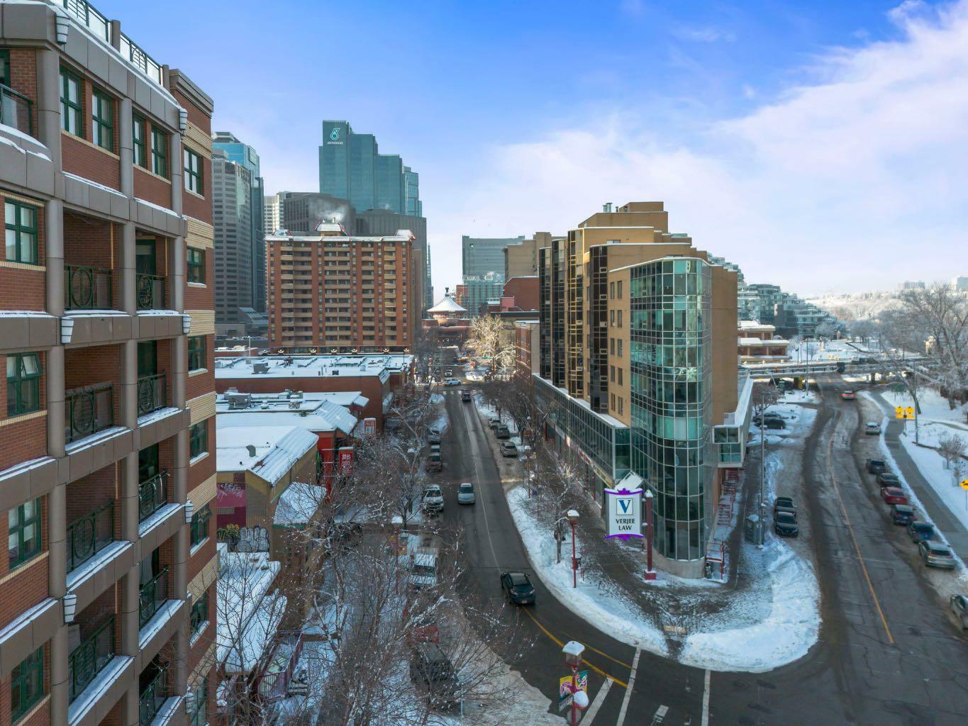 Property Photo: 128 2 Avenue SE 406 AB T2G 5J5