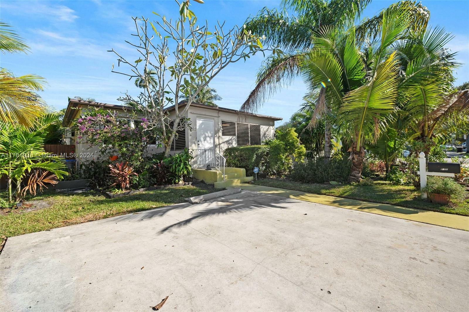 Property Photo:  1033 S 26th Ave  FL 33020 