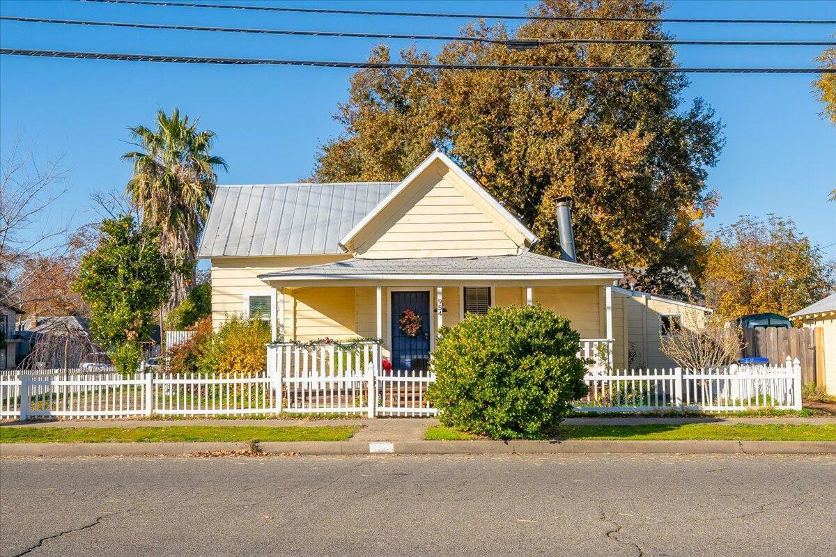 Property Photo:  954 Douglass Street  CA 96080 