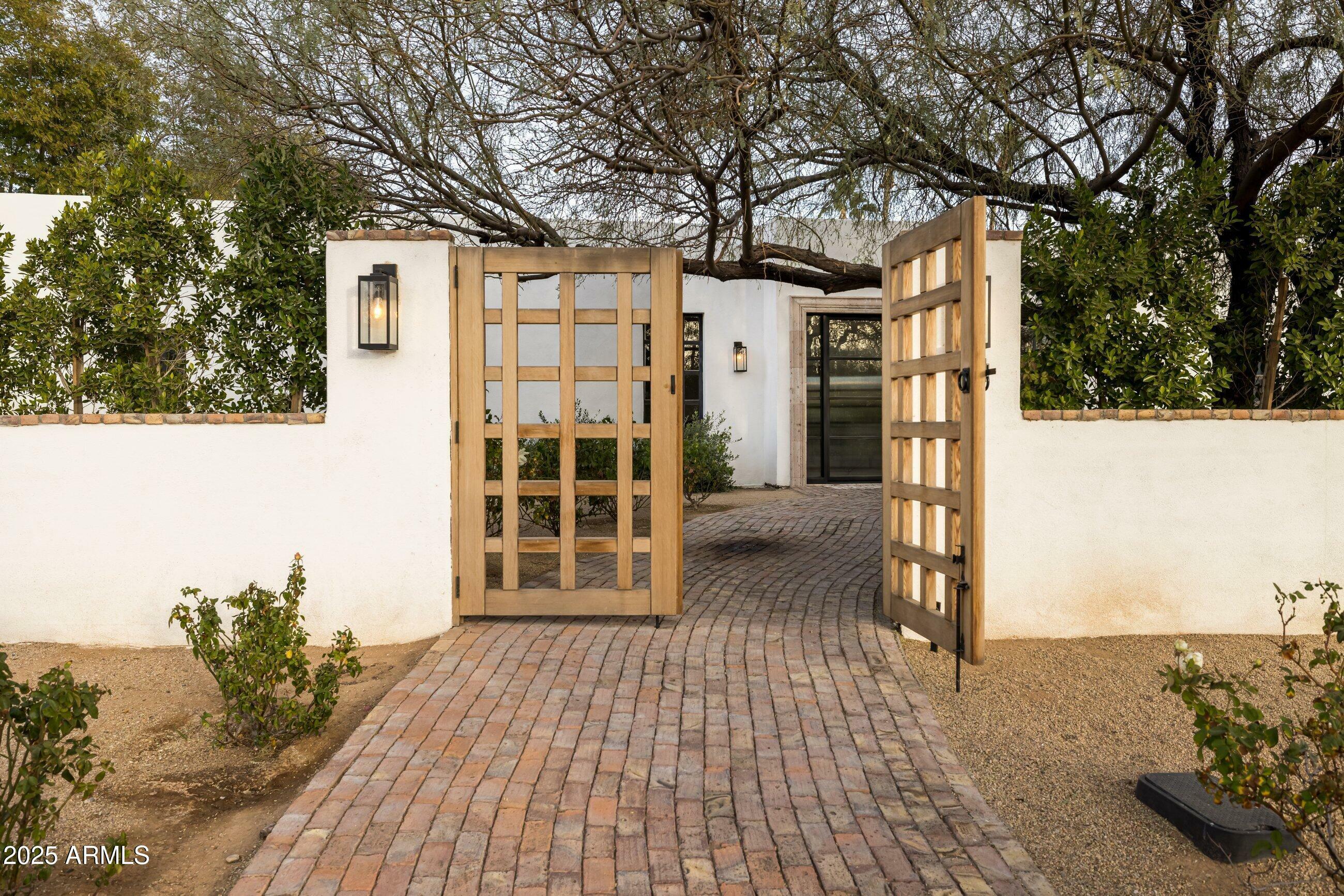Property Photo: 12801 N 65th Place AZ 85254