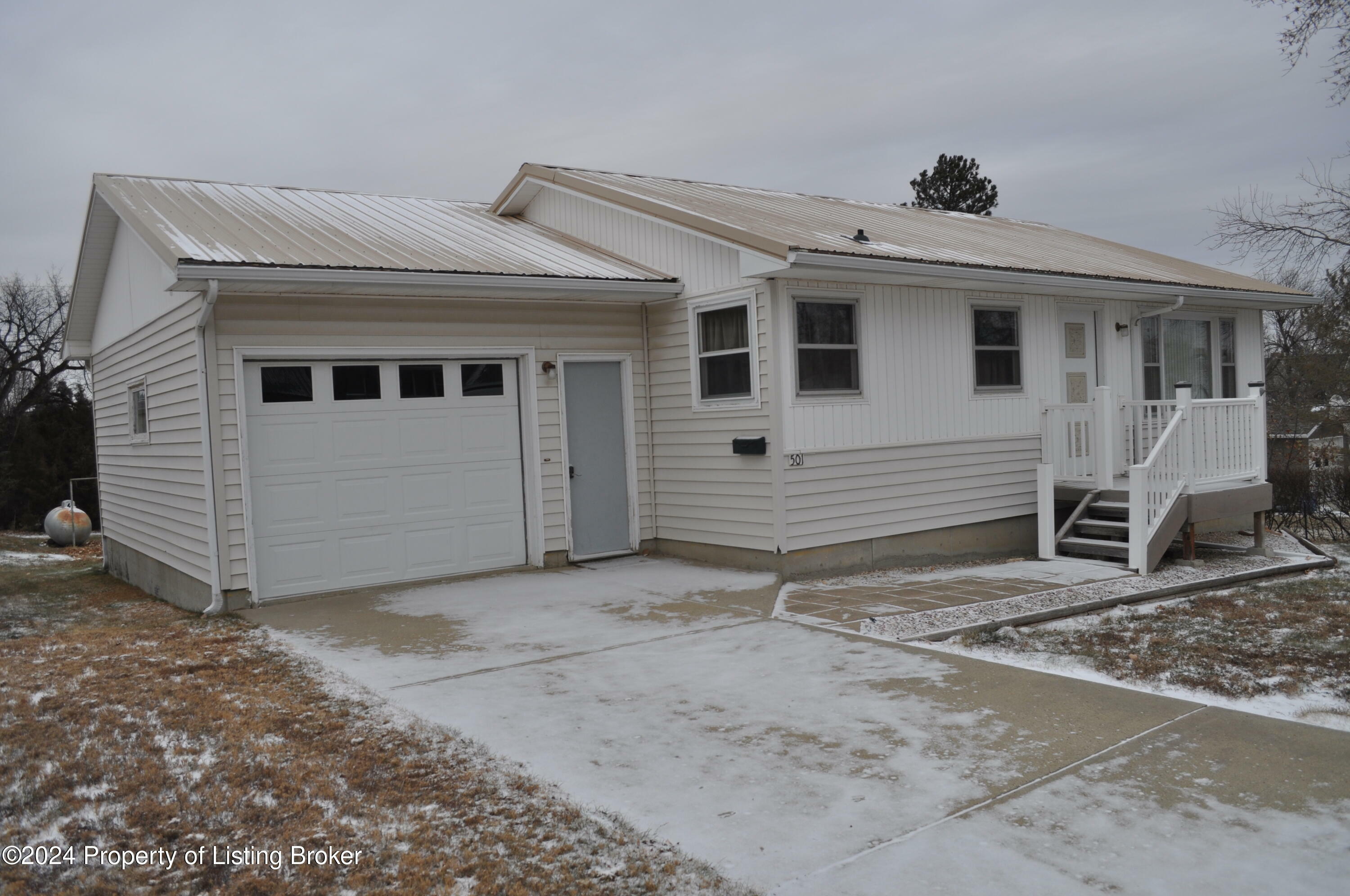 Property Photo:  501 4th Street W  SD 57638 