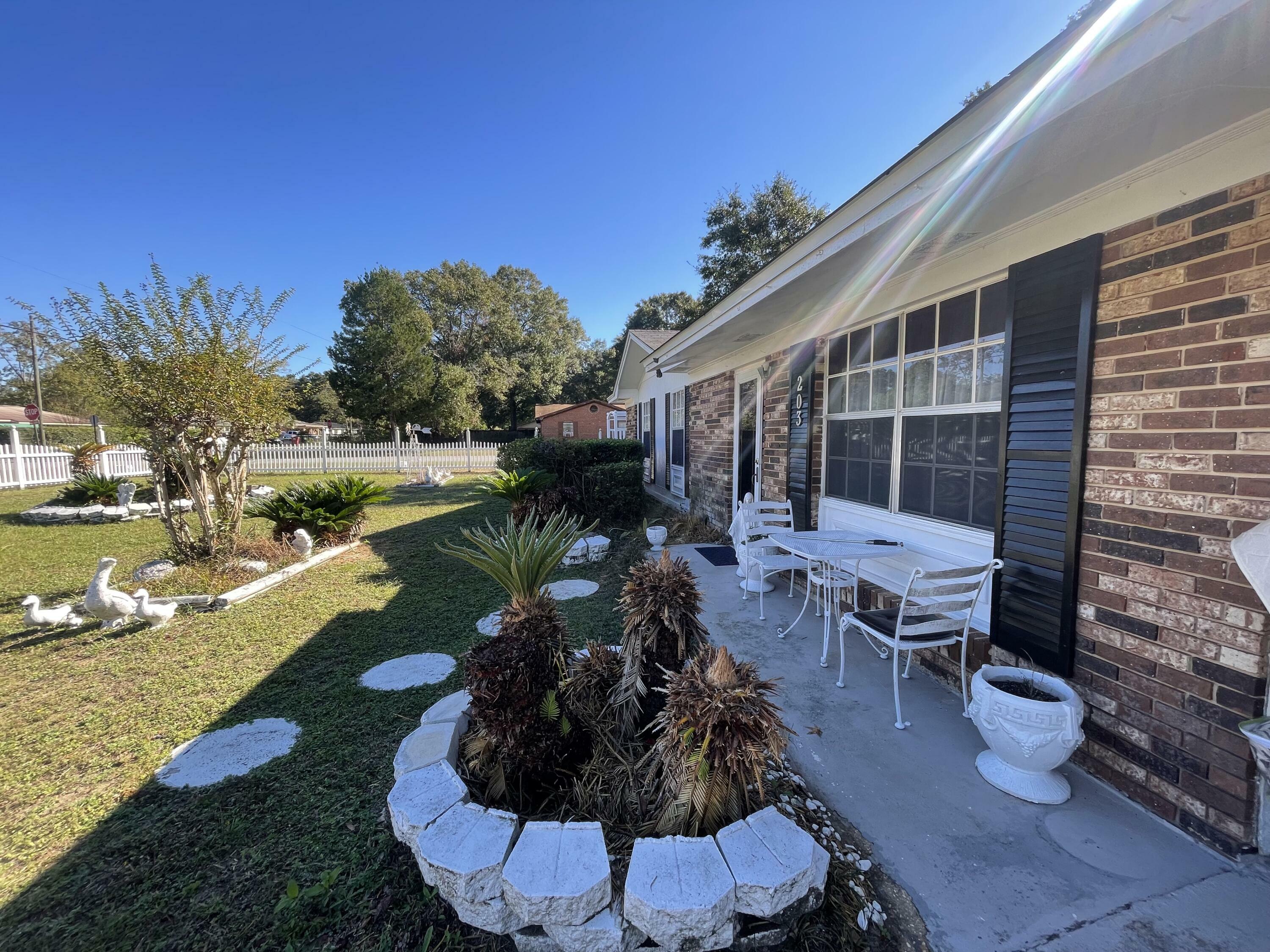 Property Photo:  203 Oglesby Avenue  FL 32536 