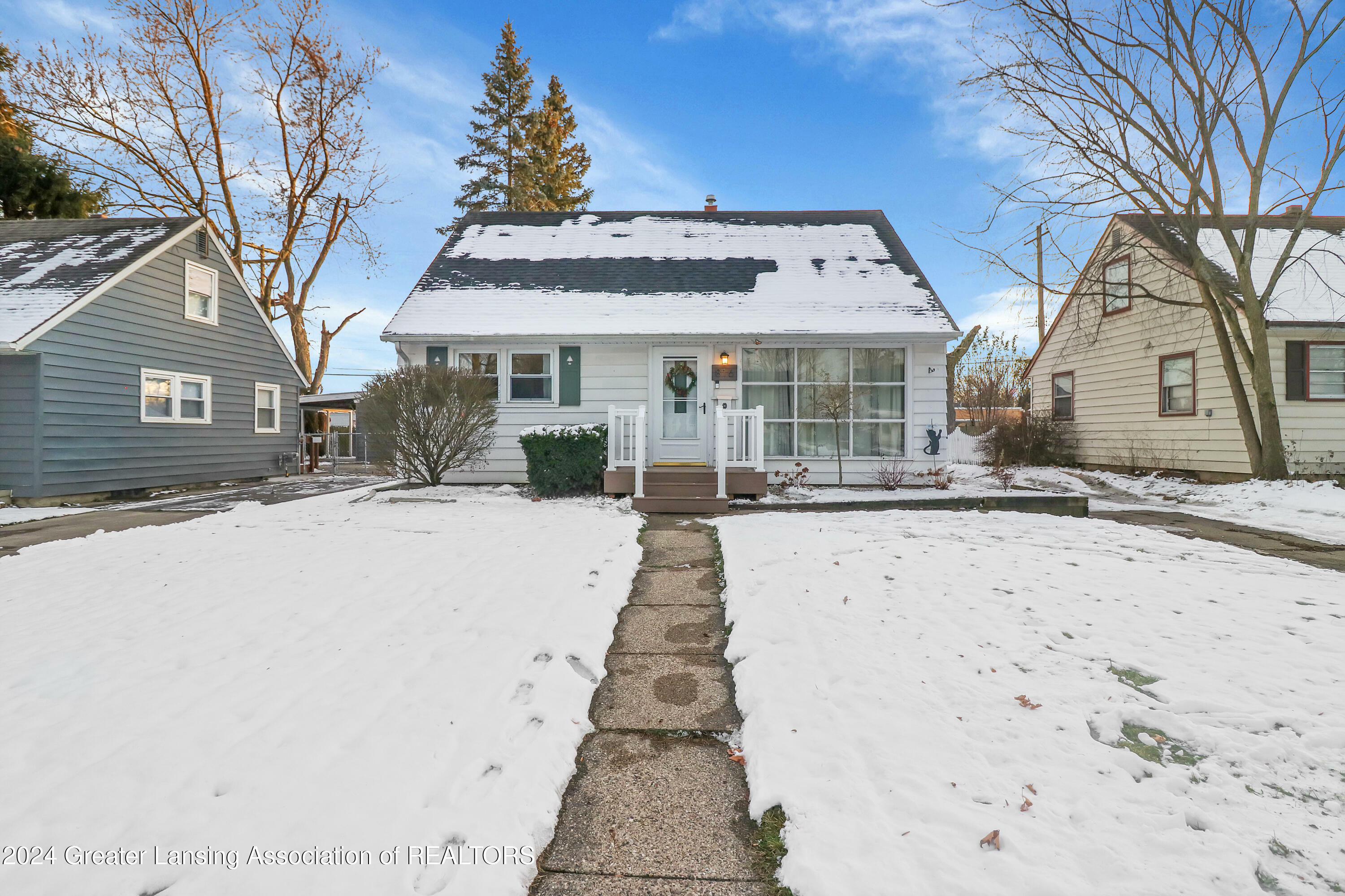Property Photo: 816 E Greenlawn Avenue MI 48910