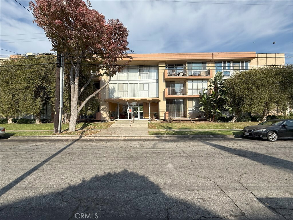 Property Photo:  855 Victor Avenue 109  CA 90302 