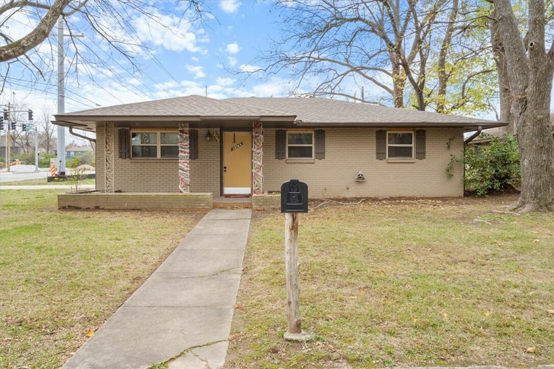 Property Photo:  809 W Kelley Street  AR 72703 