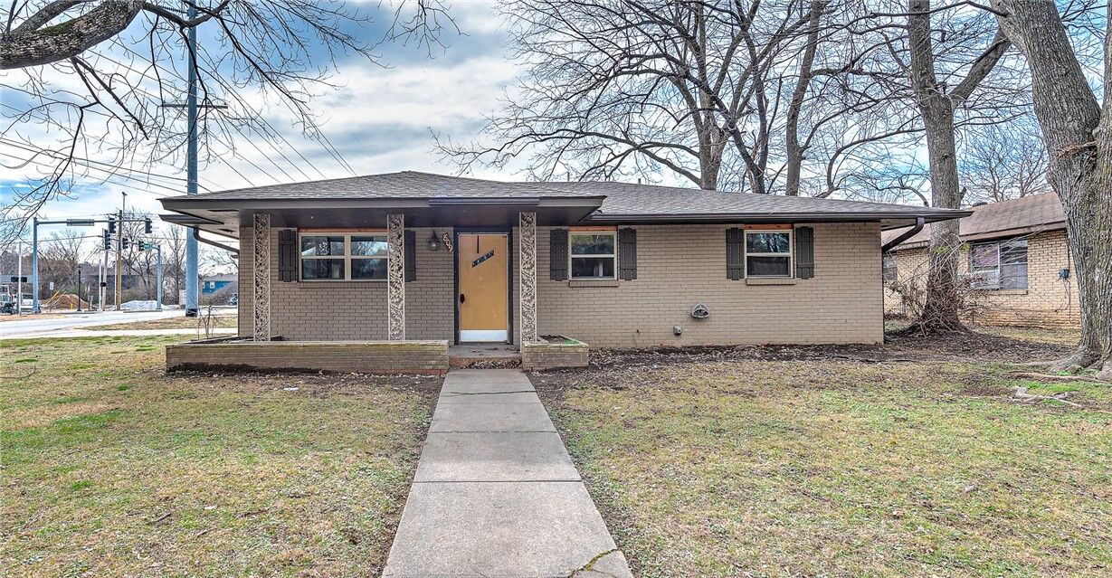 Property Photo:  809 W Kelley Street  AR 72703 