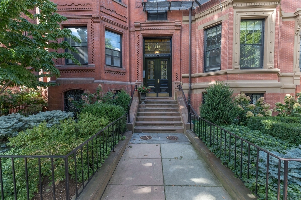 Property Photo:  135 Marlborough Street 2  MA 02116 