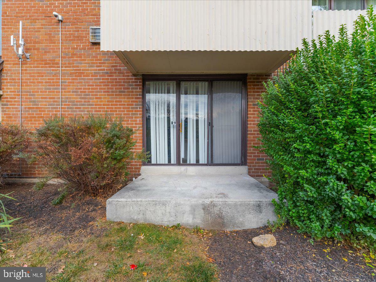 Property Photo:  100 E Glenolden Avenue R9  PA 19036 