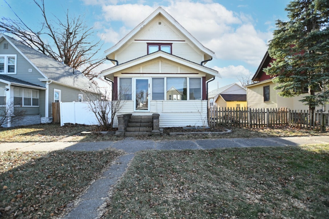 Property Photo:  915 D Ave NW  IA 52405 