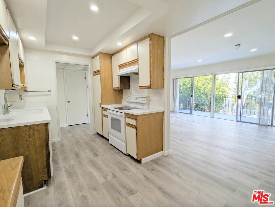 Property Photo:  125  W Mountain St 311  CA 91202 