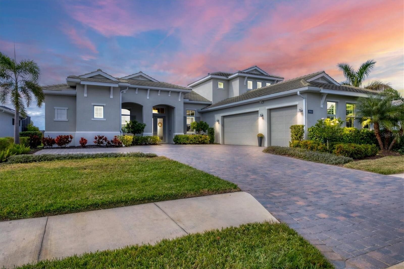 Property Photo:  7940 Redonda Loop  FL 34202 