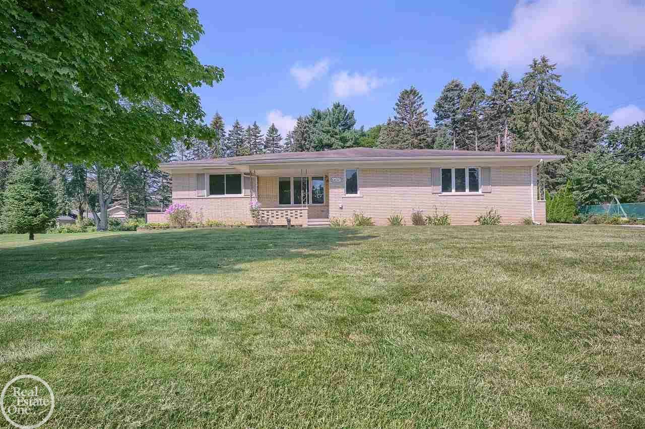 Property Photo:  54327 Horizon Drive  MI 48316-1718 