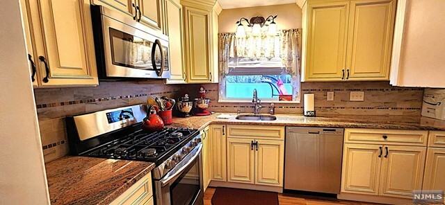 Property Photo:  8 Margaret Drive  NJ 07058 