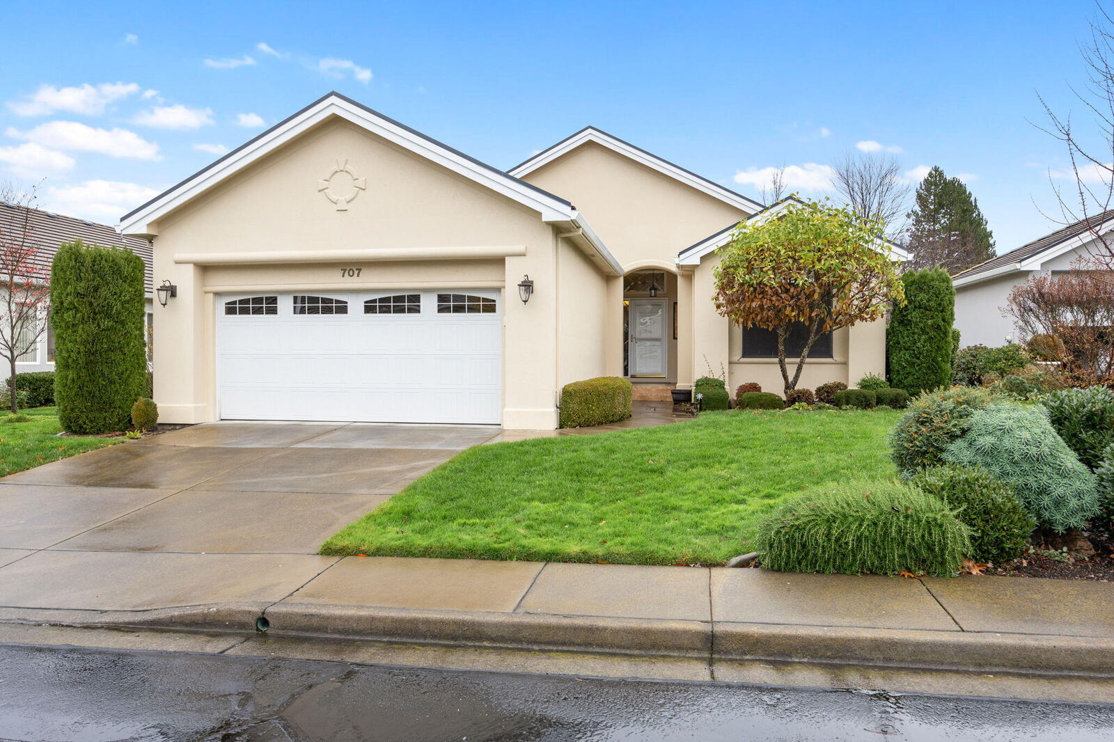 Property Photo: 707 Summerwood Drive OR 97504