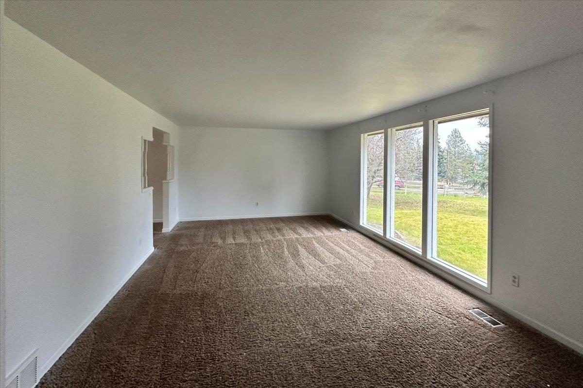 Property Photo:  16409 N Birdie Rd  WA 99026 