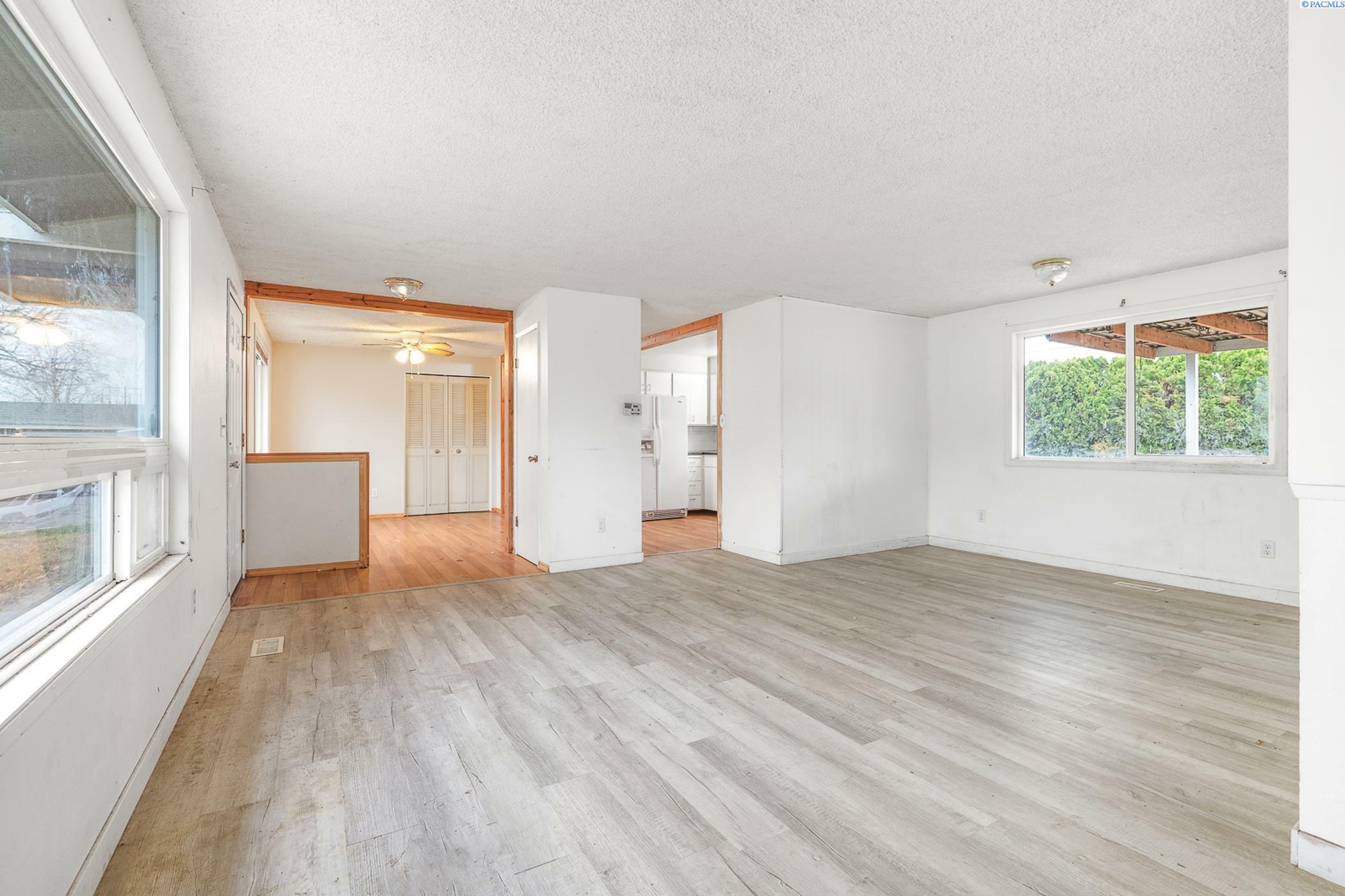 Property Photo:  313 W 20th Ave  WA 99337 