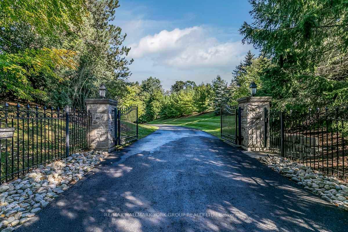 Property Photo: 16 Hunters Glen Rd ON L4G 6W4
