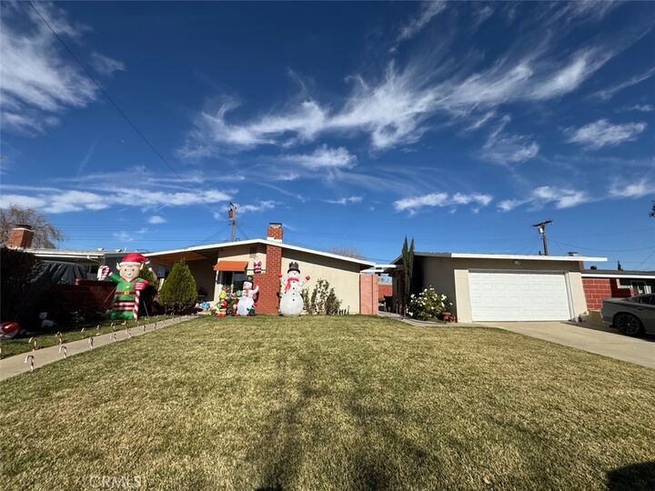 Property Photo: 1571 E Avenue Q12 CA 93550