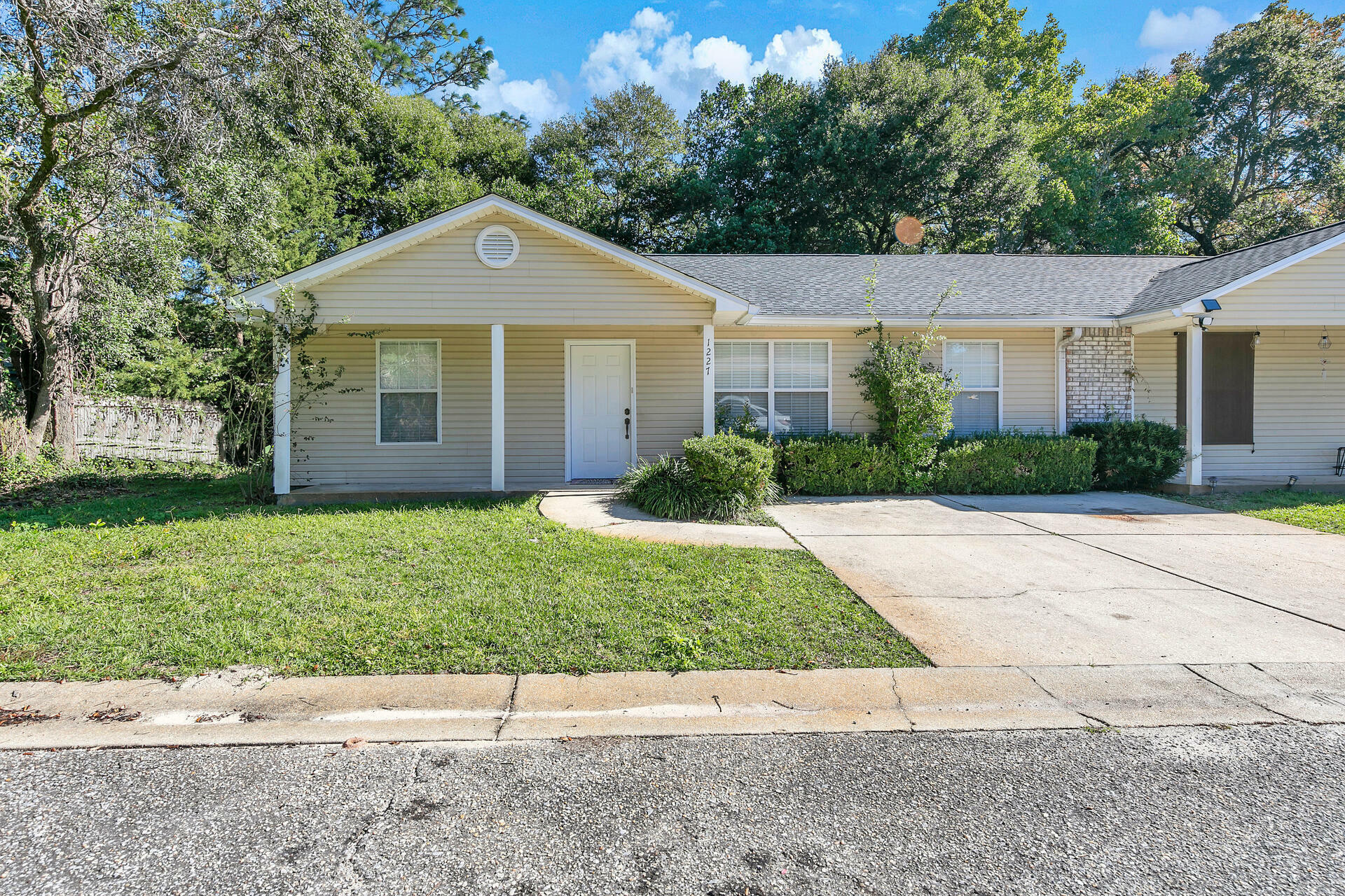 Property Photo:  1227 Brentom Court  FL 32547 