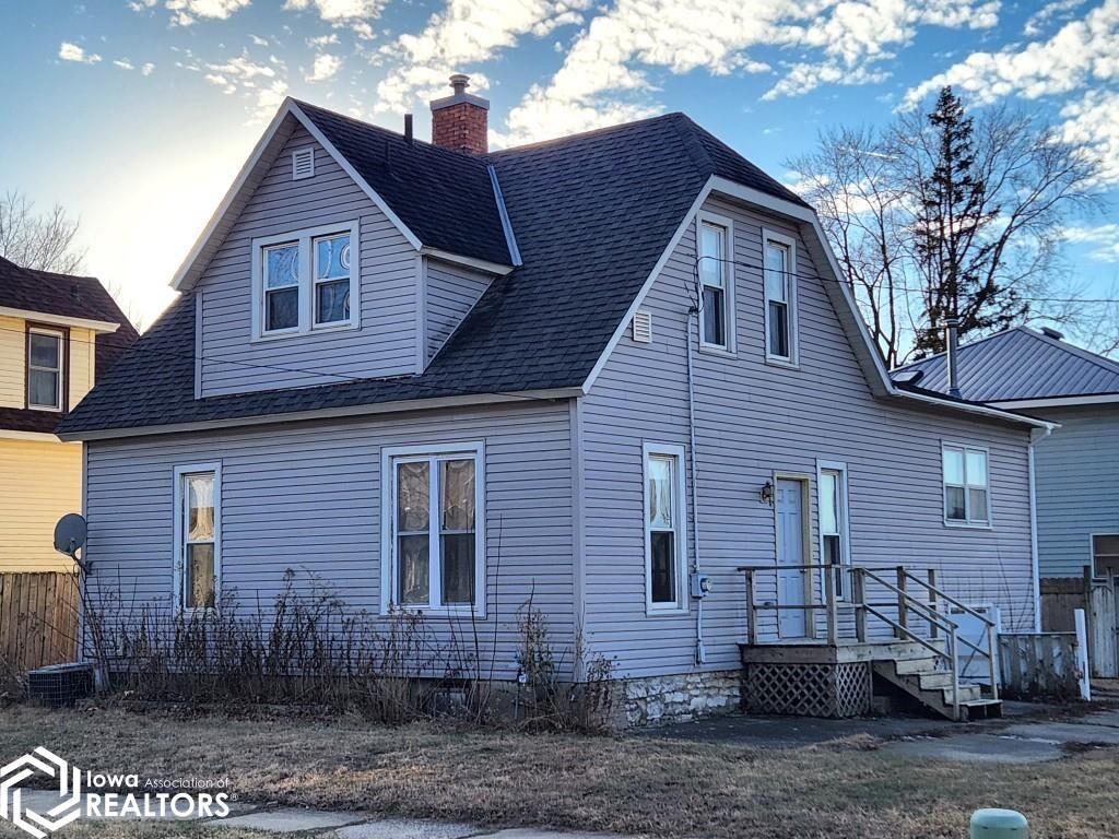 Property Photo:  253 6th Street SE  IA 50401