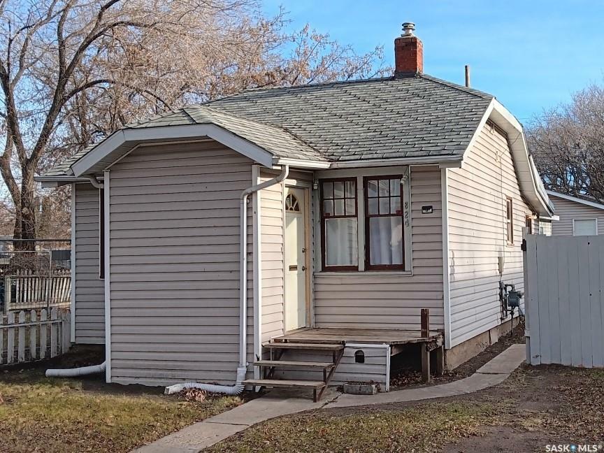 Property Photo:  824 H Avenue N  SK S7L 2C2 